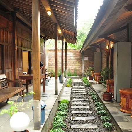 Cempaka Guest House Magelang Buitenkant foto