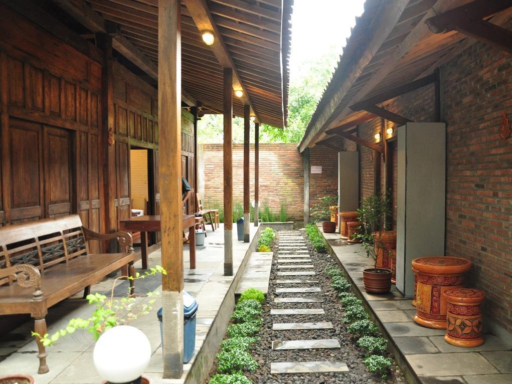 Cempaka Guest House Magelang Buitenkant foto